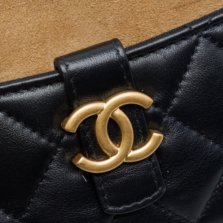 Chanel CC Matelassé Cuir d’agneau et Daim Double Zip Phone Holder avec chaîne