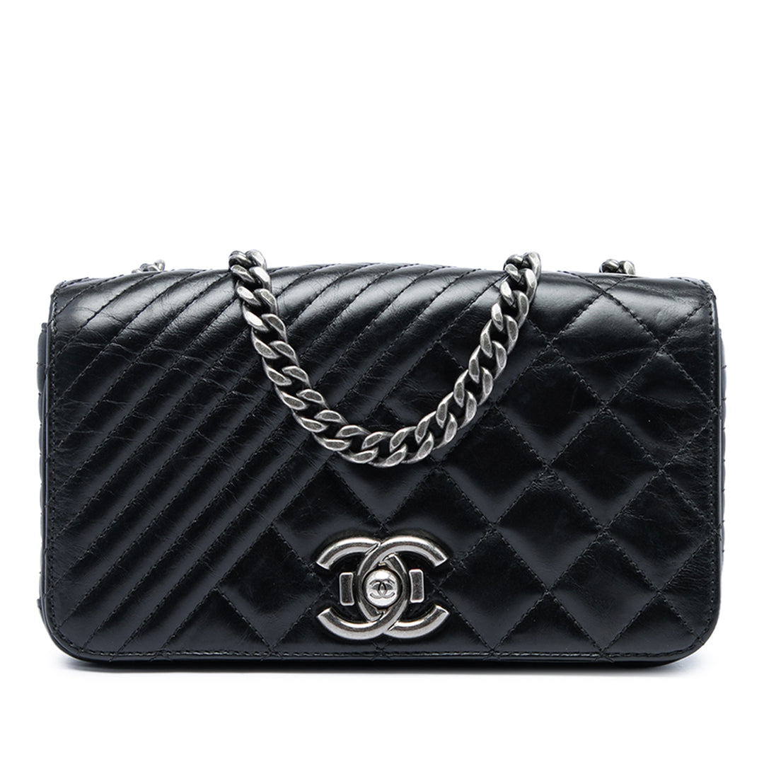 Chanel Matelassé vieilli Coco Boy à rabat Petit Cuir de veau Noir – vue principale – GABY PARIS