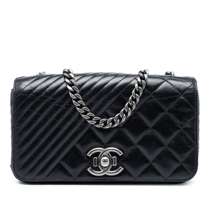 Chanel Matelassé vieilli Coco Boy à rabat Petit Cuir de veau Noir – vue principale – GABY PARIS