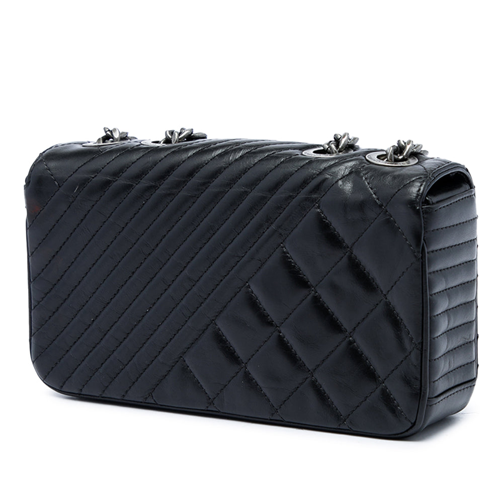 Chanel Matelassé vieilli Coco Boy à rabat Petit Cuir de veau Noir – vue 2 – GABY PARIS