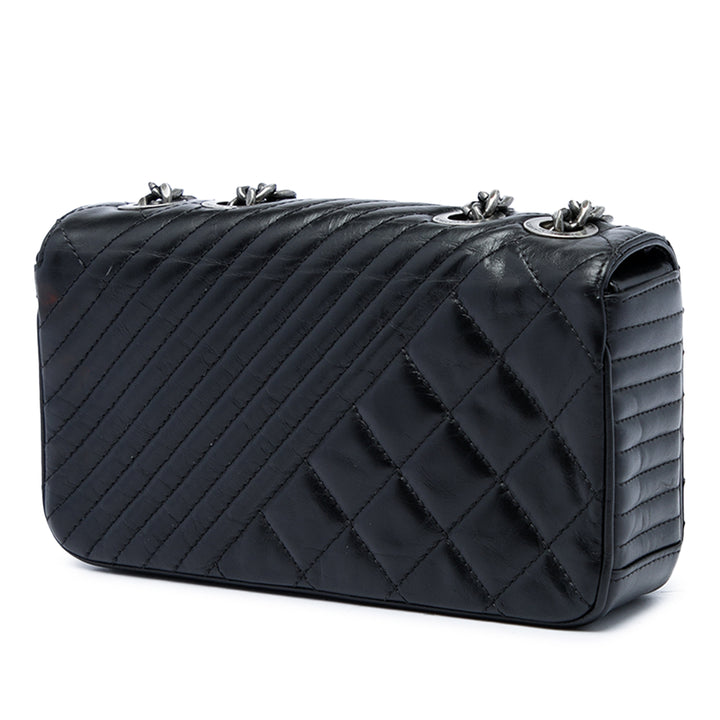 Chanel Matelassé vieilli Coco Boy à rabat Petit Cuir de veau Noir – vue 2 – GABY PARIS