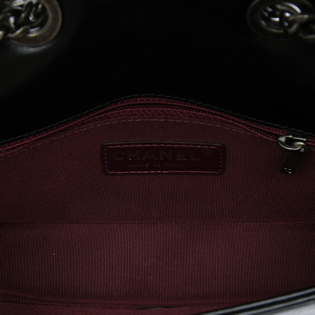 Chanel Matelassé vieilli Coco Boy à rabat Petit Cuir de veau Noir – vue 4 – GABY PARIS