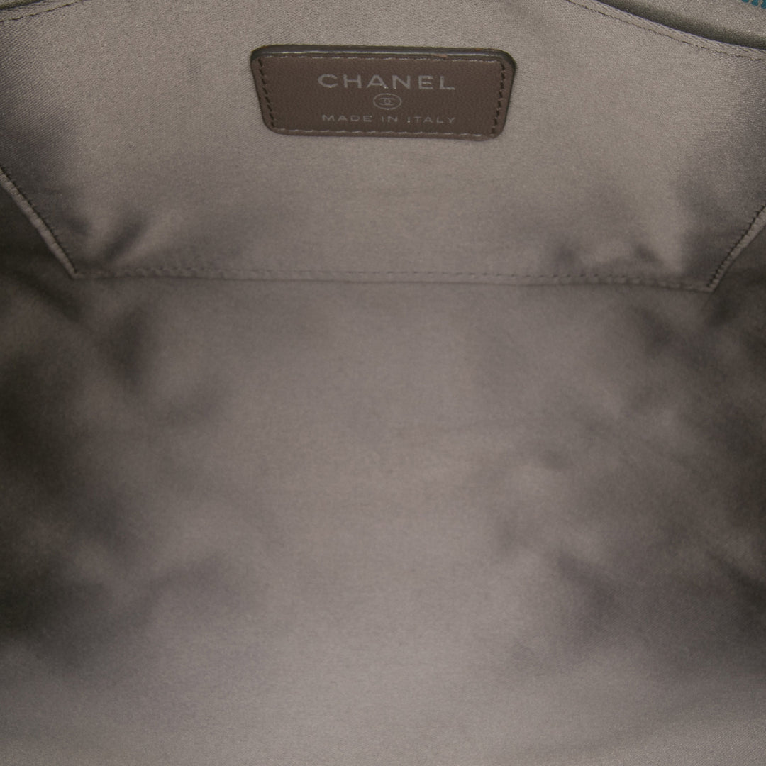 Chanel Matelassé Precious Symbols Pochette Vert – vue 4 – GABY PARIS