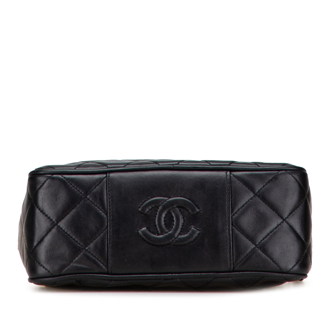 Chanel Quilted Cuir d’agneau Sac caméra Noir
