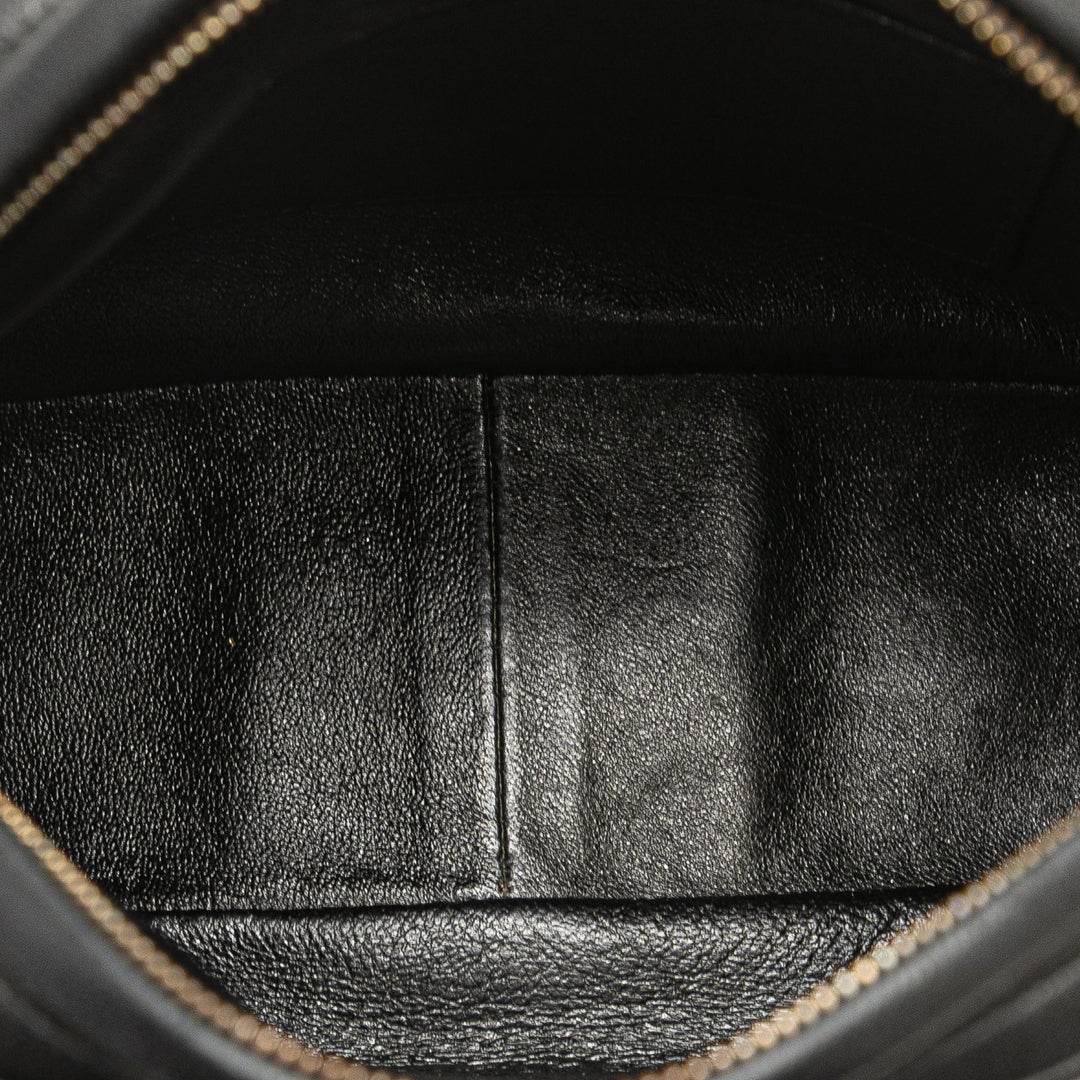 Chanel Quilted Cuir d’agneau Sac caméra Noir