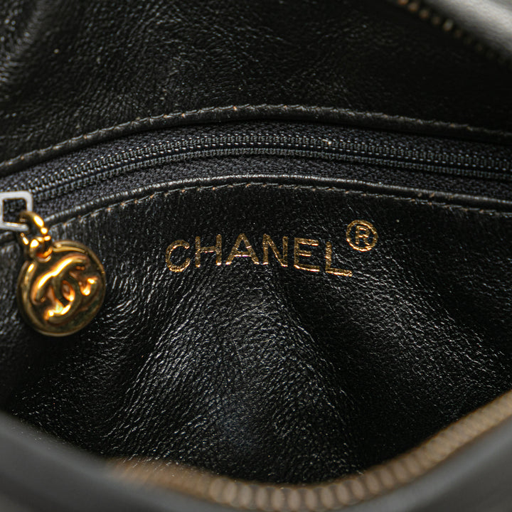 Chanel Quilted Cuir d’agneau Sac caméra Noir