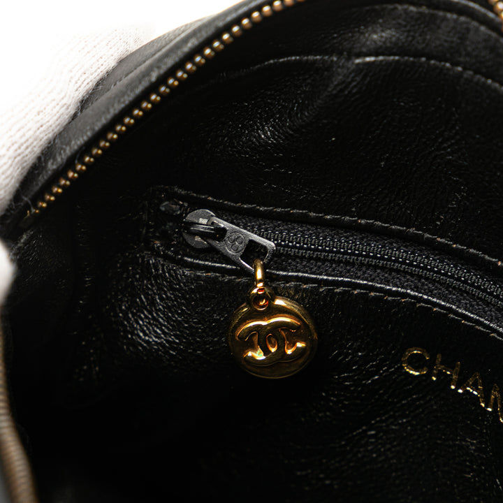 Chanel Quilted Cuir d’agneau Sac caméra Noir