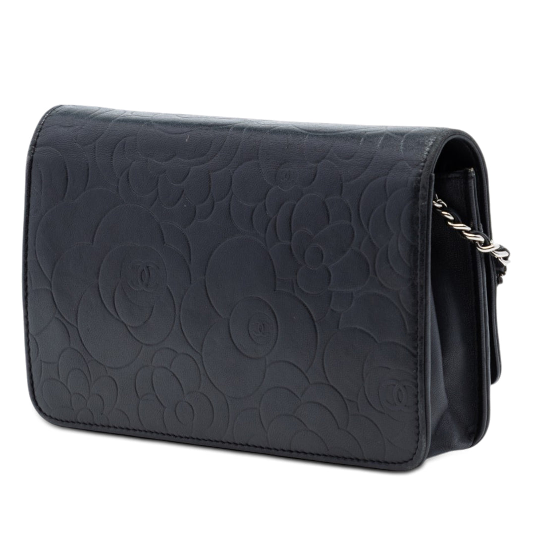 Chanel CC embossé Cuir d’agneau Camellia Wallet on Chain