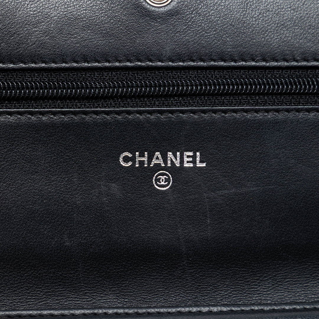 Chanel CC embossé Cuir d’agneau Camellia Wallet on Chain