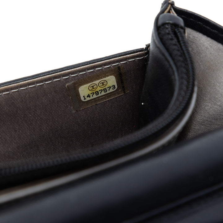 Chanel CC embossé Cuir d’agneau Camellia Wallet on Chain