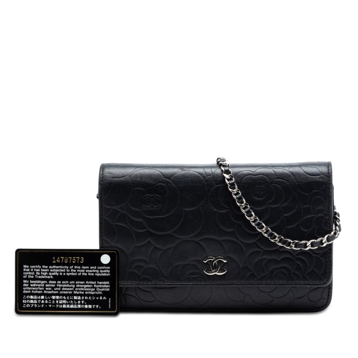 Chanel CC embossé Cuir d’agneau Camellia Wallet on Chain