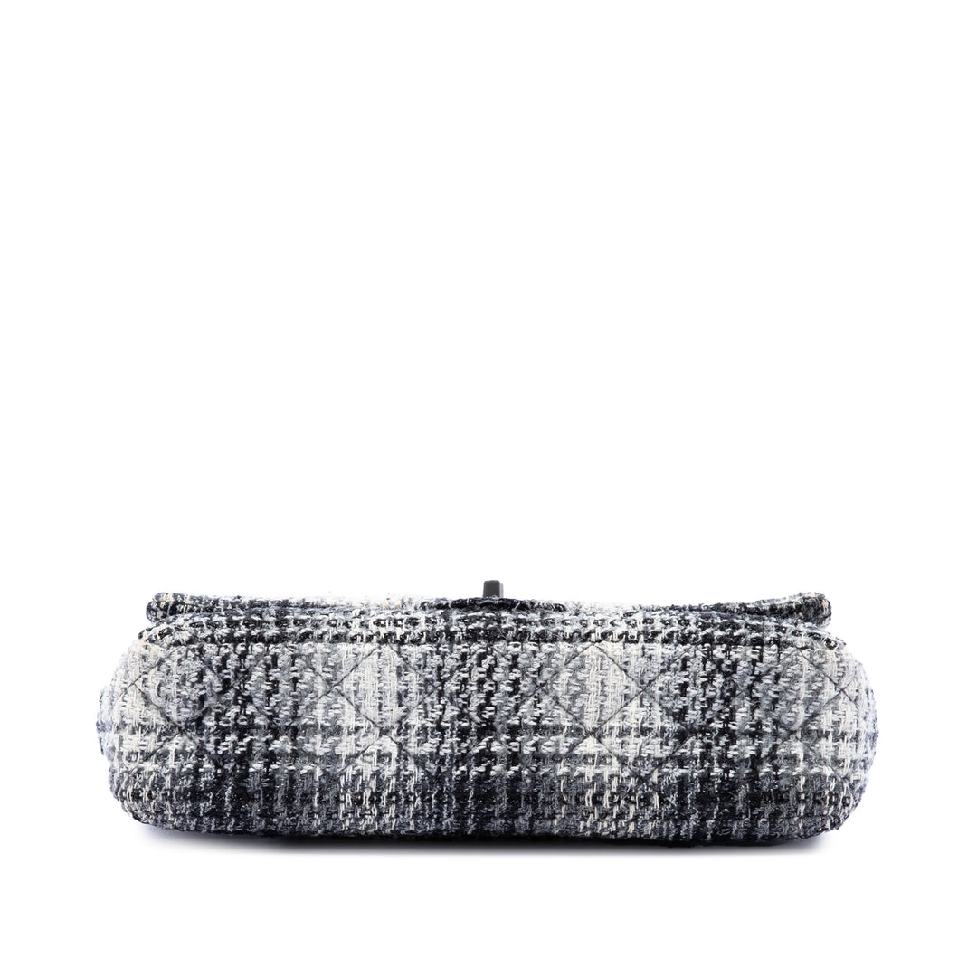 Chanel Classic Matelassé Double rabat Moyen Tweed Noir – vue 3 – GABY PARIS