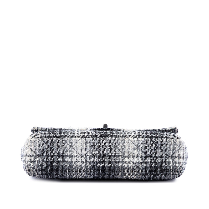 Chanel Classic Matelassé Double rabat Moyen Tweed Noir – vue 3 – GABY PARIS