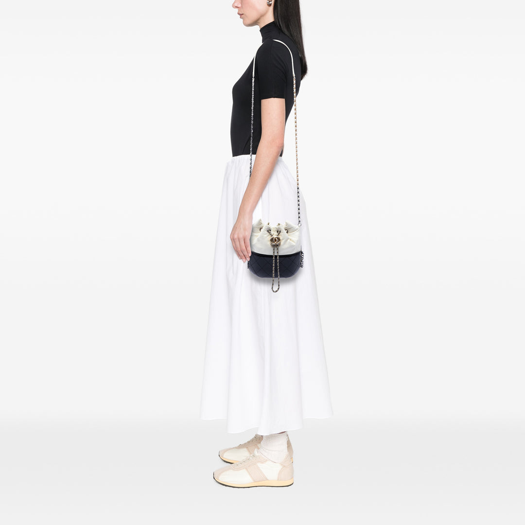 Chanel Small Bicolor Matelassé Cuir de veau Gabrielle Bucket Sac