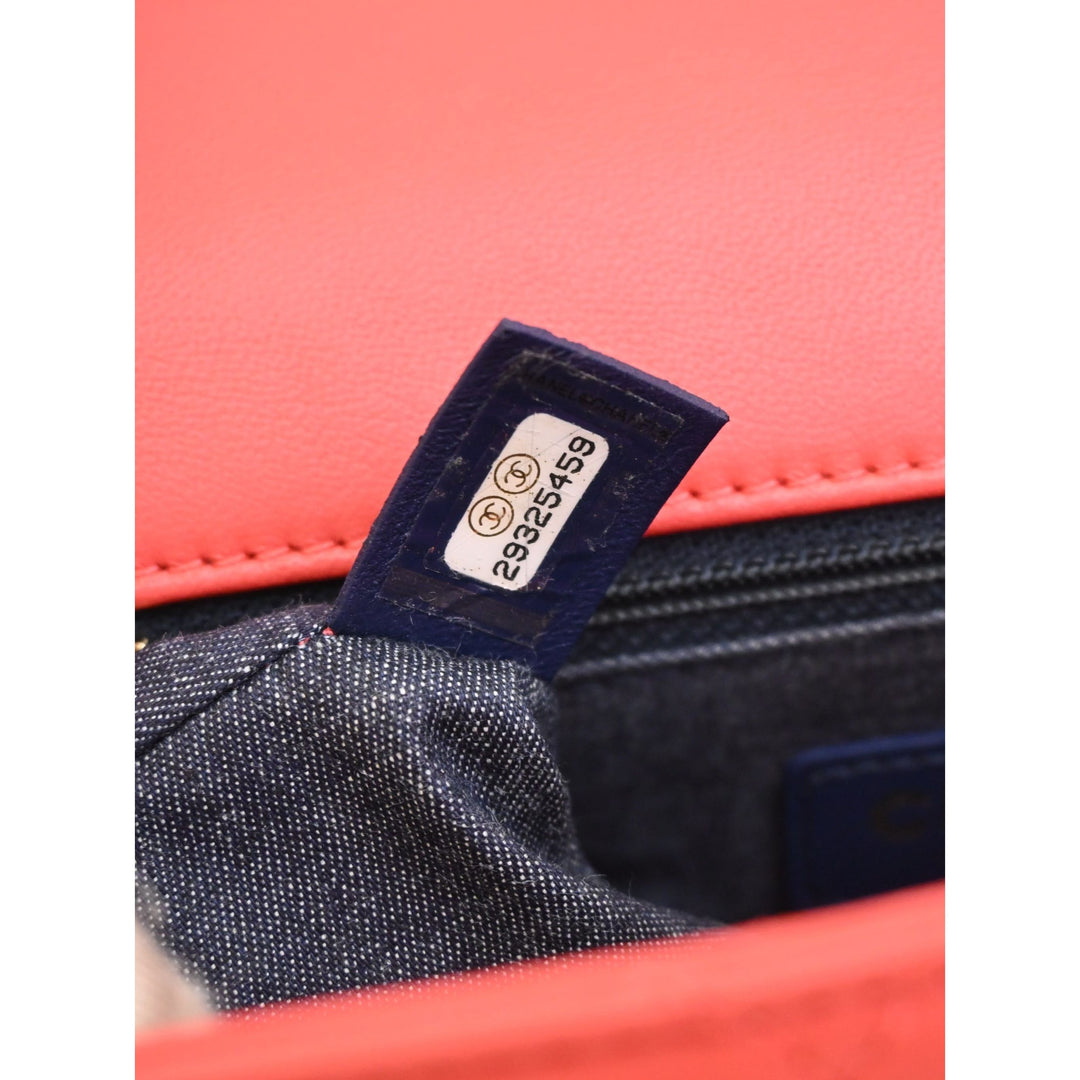 Chanel Elegant Chaîne Rabat simple Petit Cuir d'agneau Rouge – vue 8 – GABY PARIS