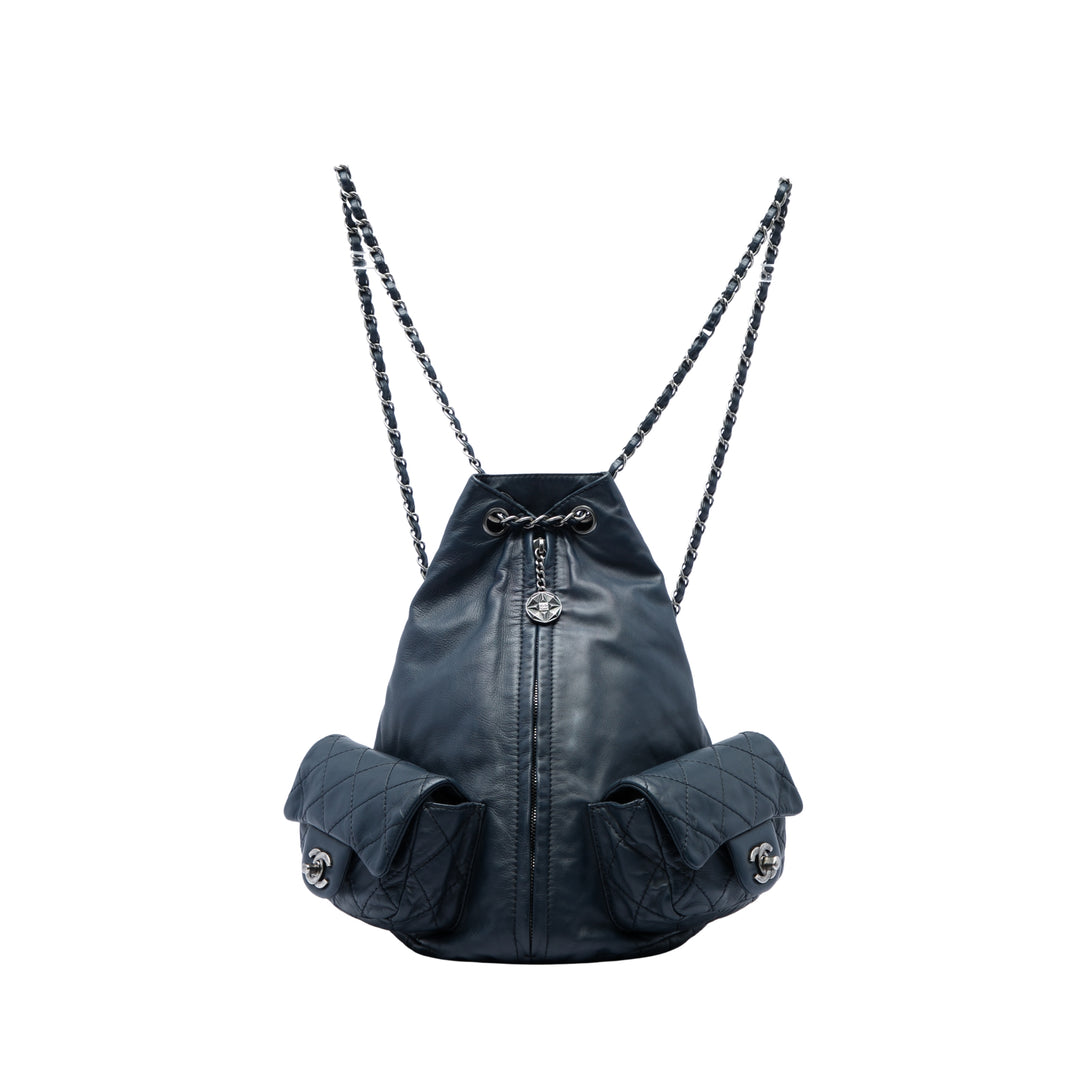 Chanel Sac à dos is Back Grand Cuir de veau Bleu – vue principale – GABY PARIS