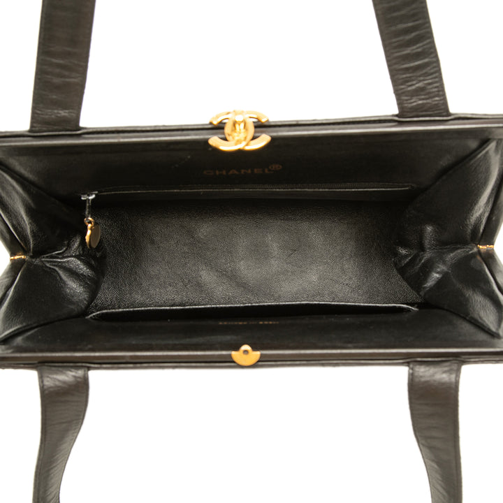 Chanel CC Matelassé Kiss Lock Sac structuré Cuir d'agneau Noir – vue 4 – GABY PARIS