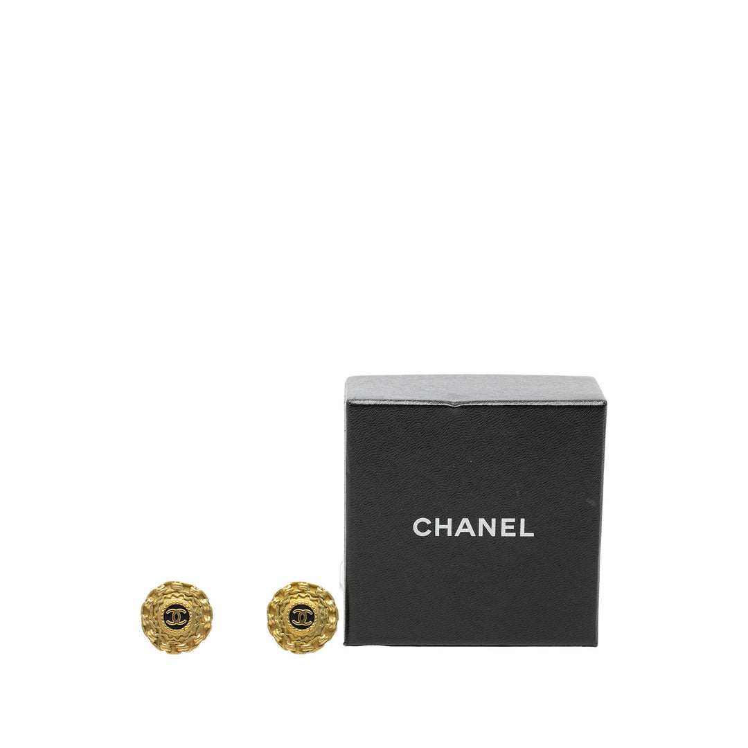 Chanel Boucles d'oreilles CC Resin Rond À clip plaqué or Noir – vue 4 – GABY PARIS