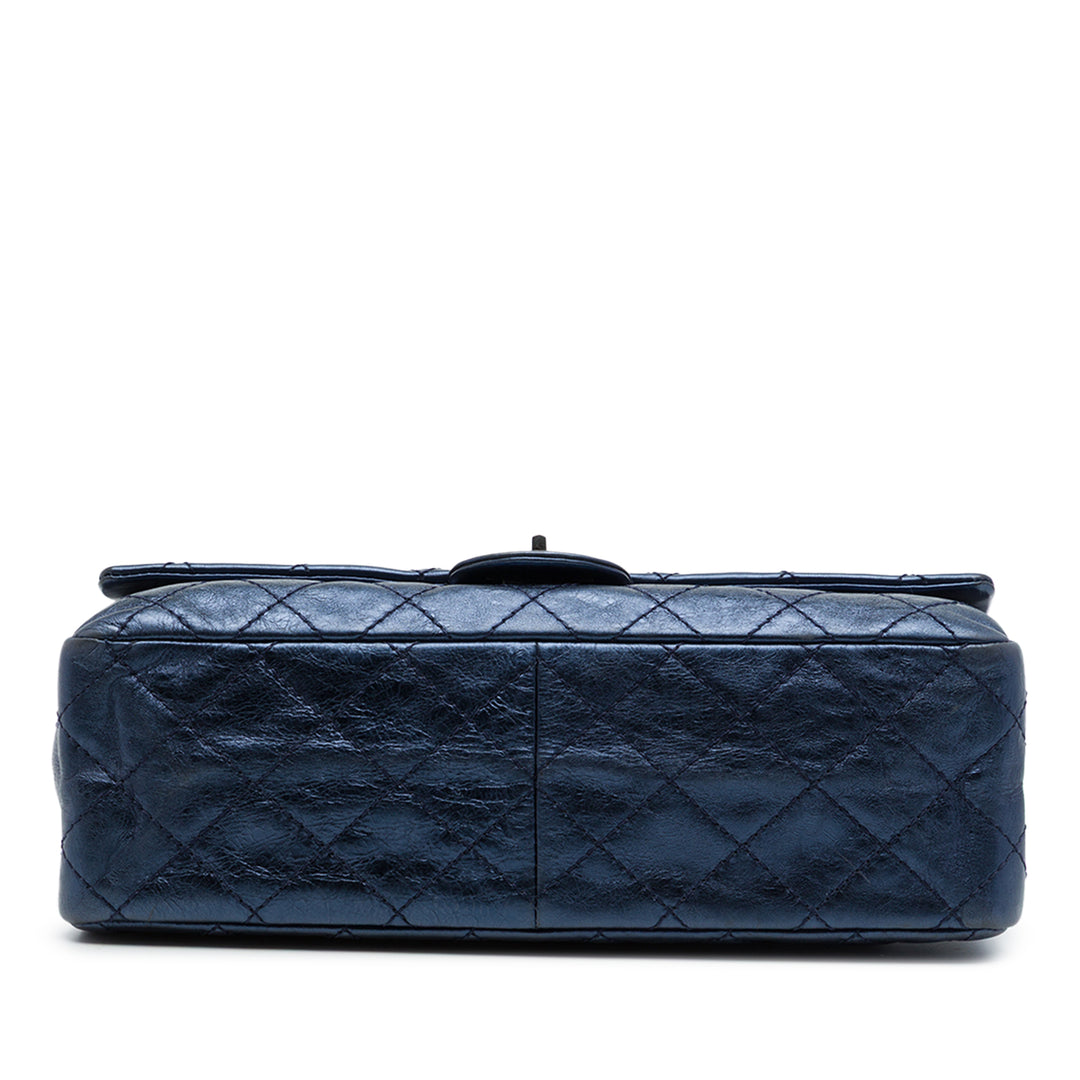 Chanel Sac porté épaule Matelassé vieilli Reissue 2.55 Double rabat 226 Cuir de veau Bleu – vue 3 – GABY PARIS