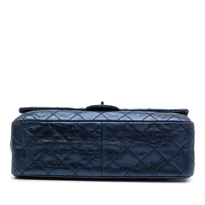 Chanel Sac porté épaule Matelassé vieilli Reissue 2.55 Double rabat 226 Cuir de veau Bleu – vue 3 – GABY PARIS