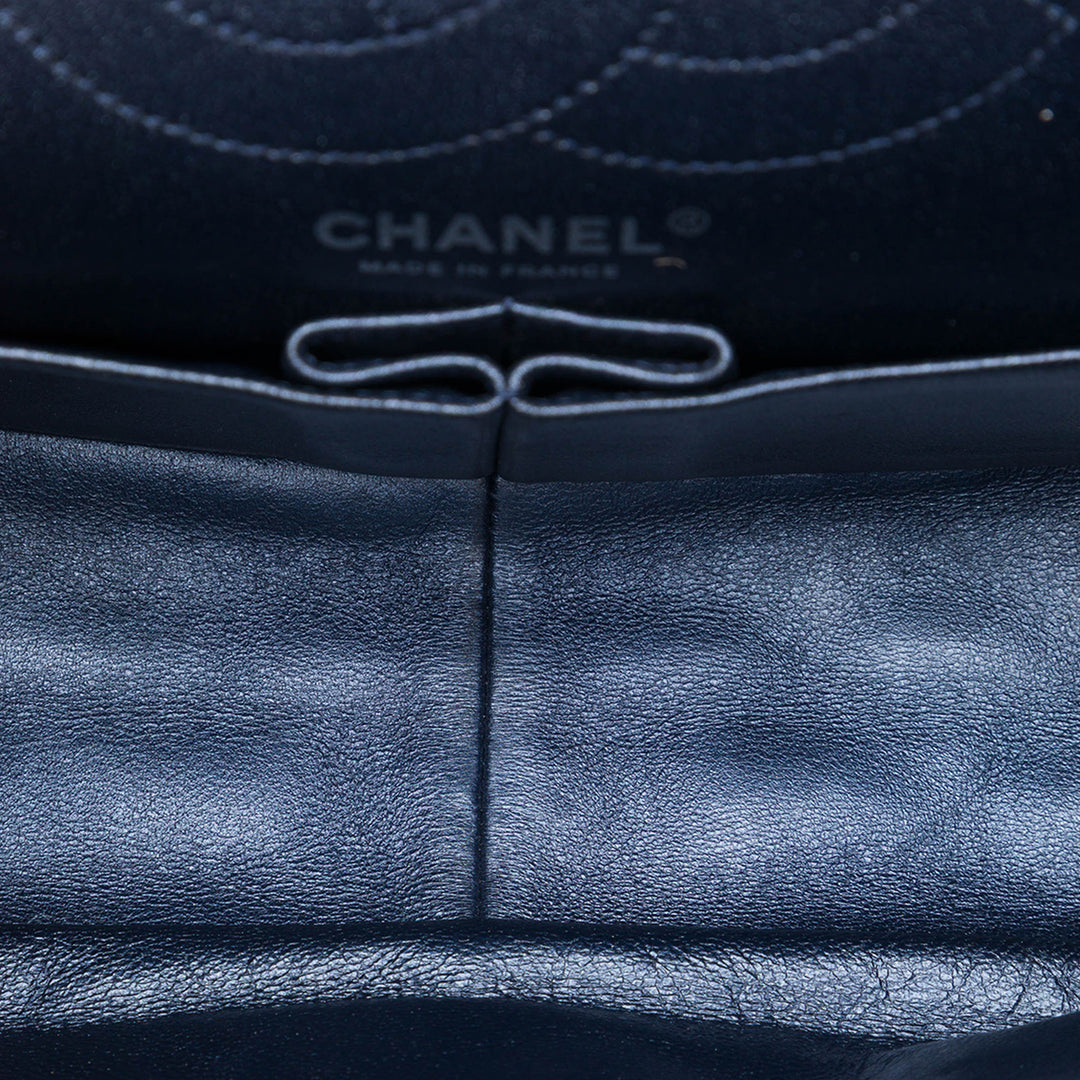Chanel Sac porté épaule Matelassé vieilli Reissue 2.55 Double rabat 226 Cuir de veau Bleu – vue 4 – GABY PARIS