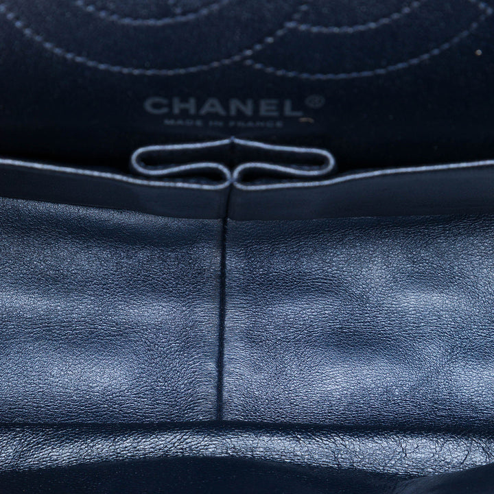 Chanel Sac porté épaule Matelassé vieilli Reissue 2.55 Double rabat 226 Cuir de veau Bleu – vue 4 – GABY PARIS