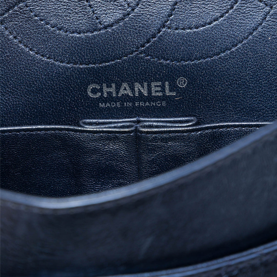Chanel Sac porté épaule Matelassé vieilli Reissue 2.55 Double rabat 226 Cuir de veau Bleu – vue 5 – GABY PARIS