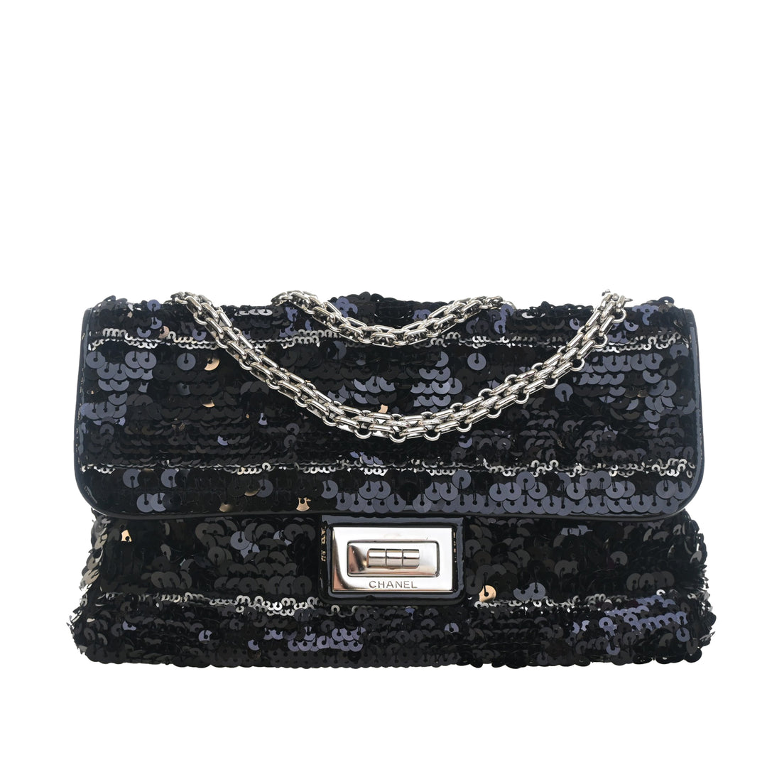 Chanel Cuir verni à finitions Sequinsed Satin Reissue 2.55 Simple rabat 225