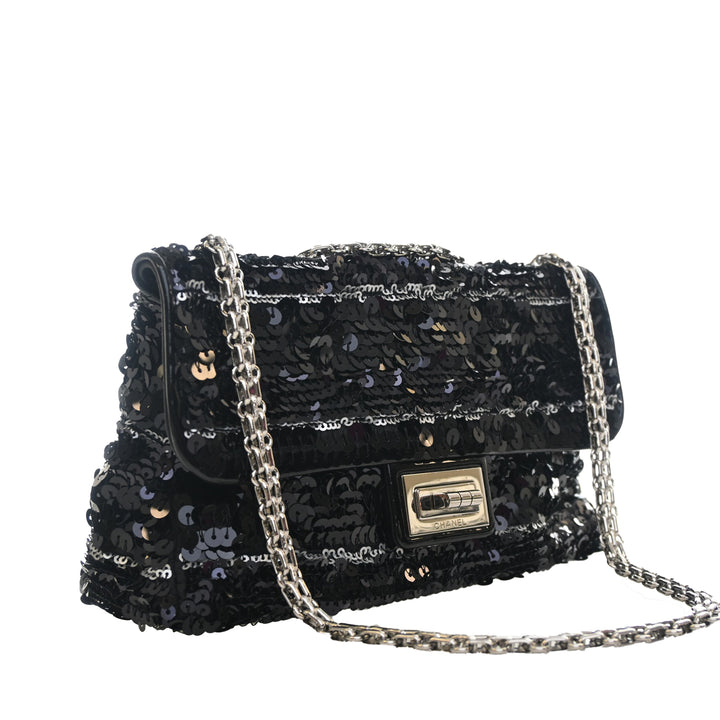 Chanel Cuir verni à finitions Sequinsed Satin Reissue 2.55 Simple rabat 225