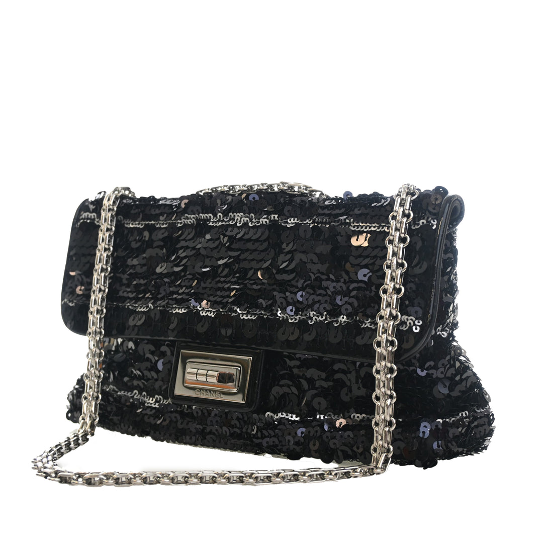 Chanel Cuir verni à finitions Sequinsed Satin Reissue 2.55 Simple rabat 225