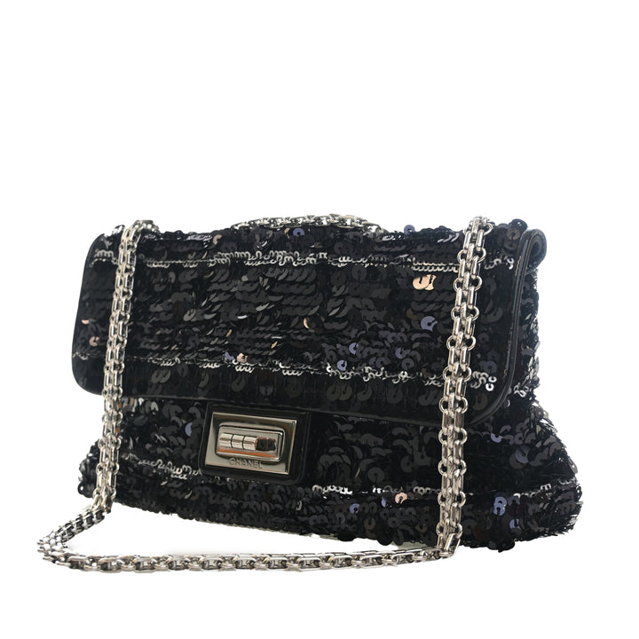 Chanel Cuir verni à finitions Sequinsed Satin Reissue 2.55 Simple rabat 225