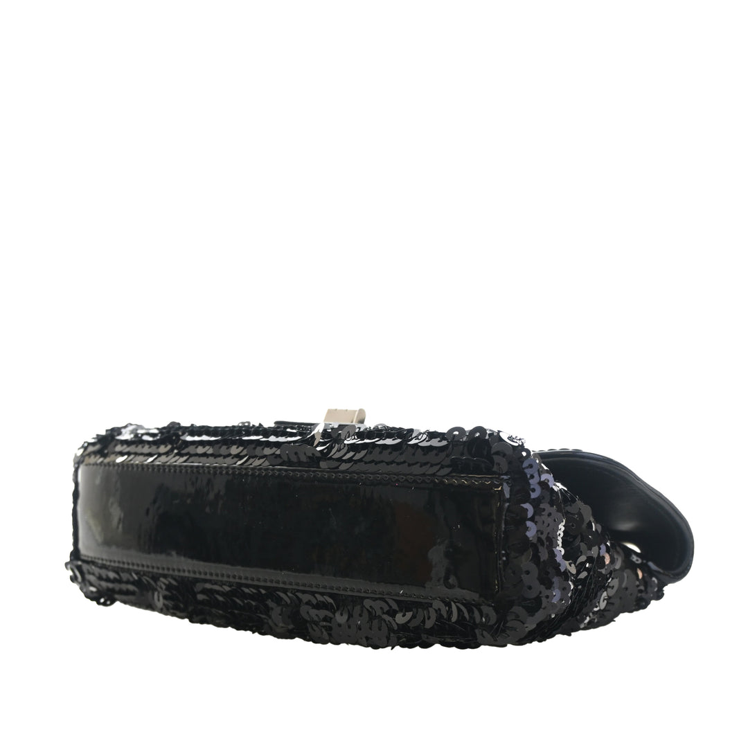 Chanel Cuir verni à finitions Sequinsed Satin Reissue 2.55 Simple rabat 225