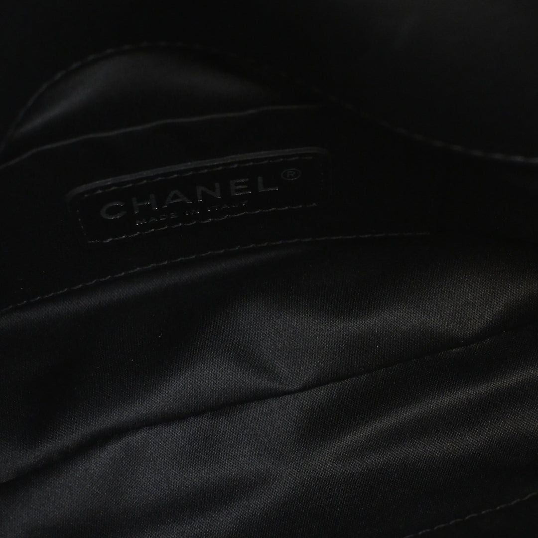 Chanel Cuir verni à finitions Sequinsed Satin Reissue 2.55 Simple rabat 225