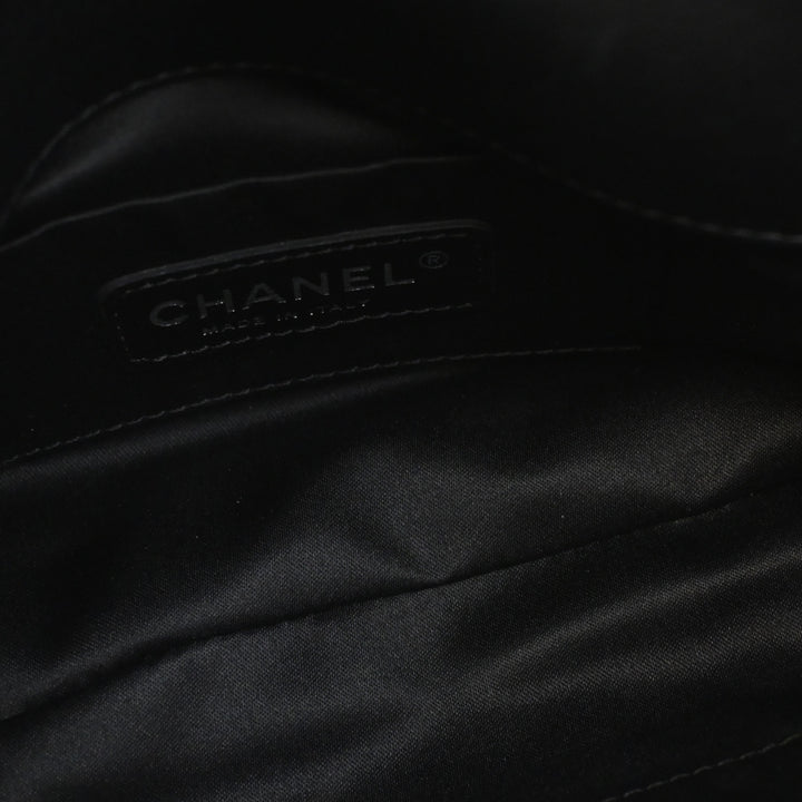 Chanel Cuir verni à finitions Sequinsed Satin Reissue 2.55 Simple rabat 225