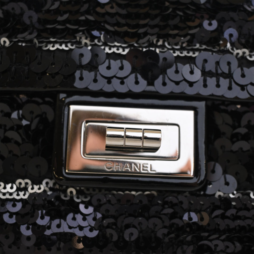 Chanel Cuir verni à finitions Sequinsed Satin Reissue 2.55 Simple rabat 225