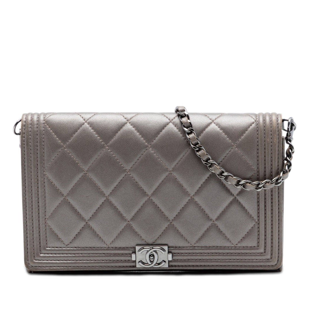 Chanel Matelassé Metallic Cuir d’agneau Boy Pochette avec chaîne