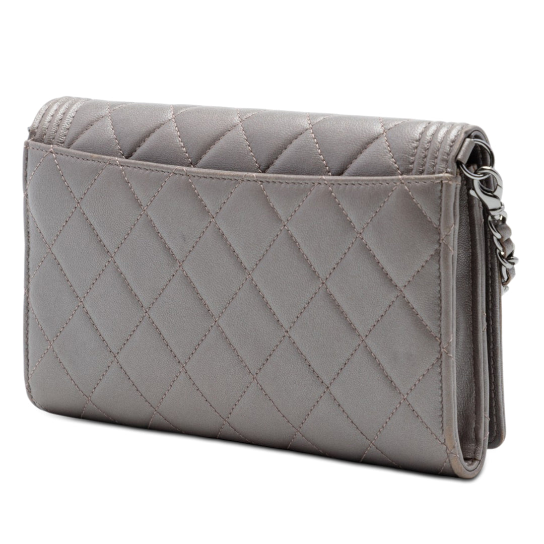 Chanel Matelassé Metallic Cuir d’agneau Boy Pochette avec chaîne
