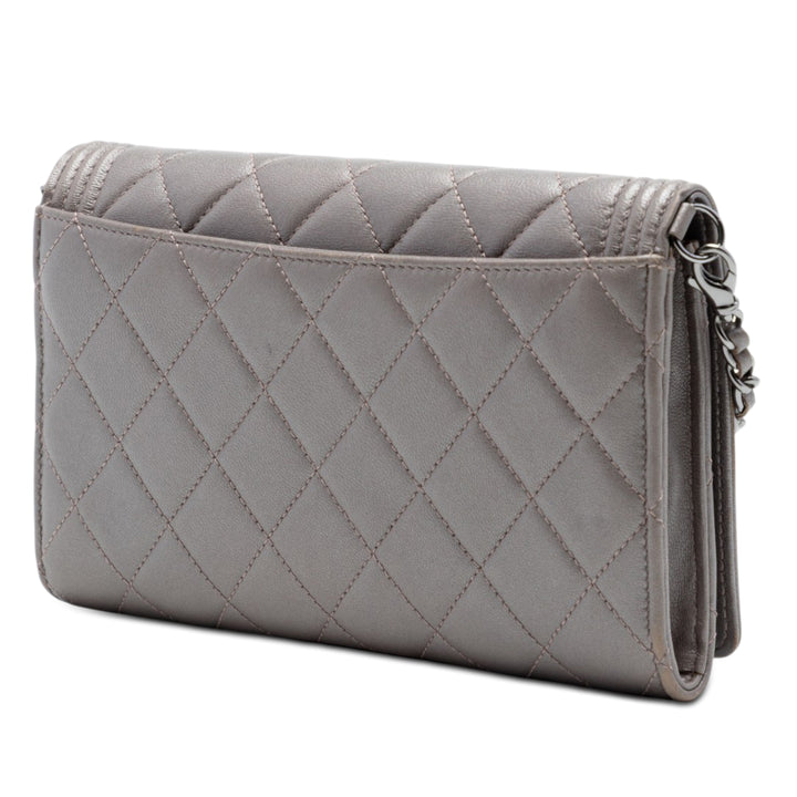 Chanel Matelassé Metallic Cuir d’agneau Boy Pochette avec chaîne