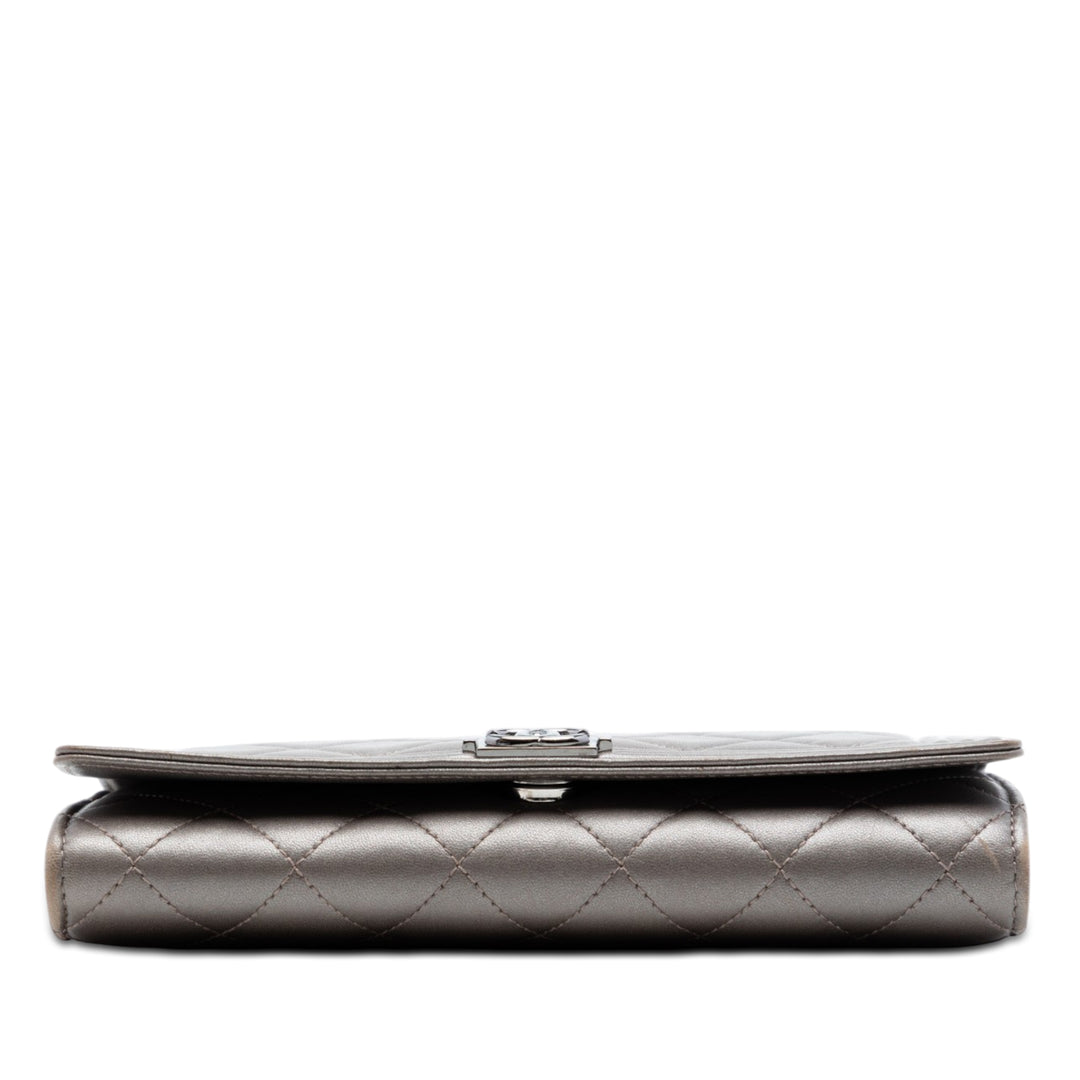 Chanel Matelassé Metallic Cuir d’agneau Boy Pochette avec chaîne