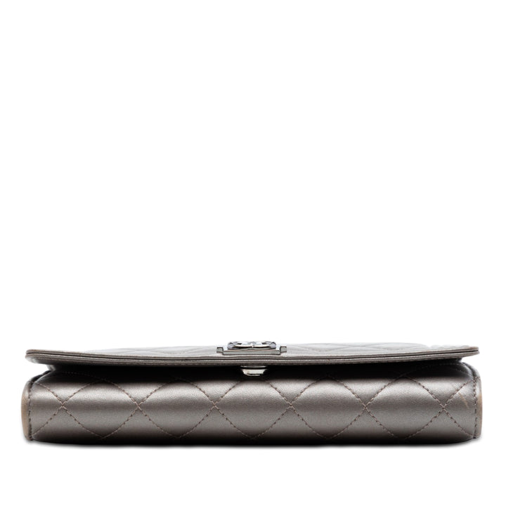 Chanel Matelassé Metallic Cuir d’agneau Boy Pochette avec chaîne