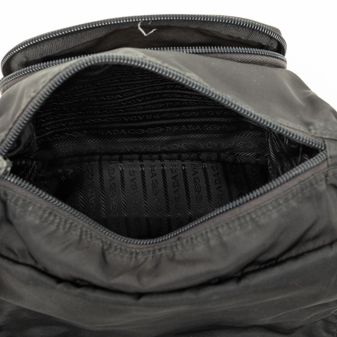 Prada Sac bandoulière Zippé Buckle Messenger Tessuto Noir – vue 4 – GABY PARIS
