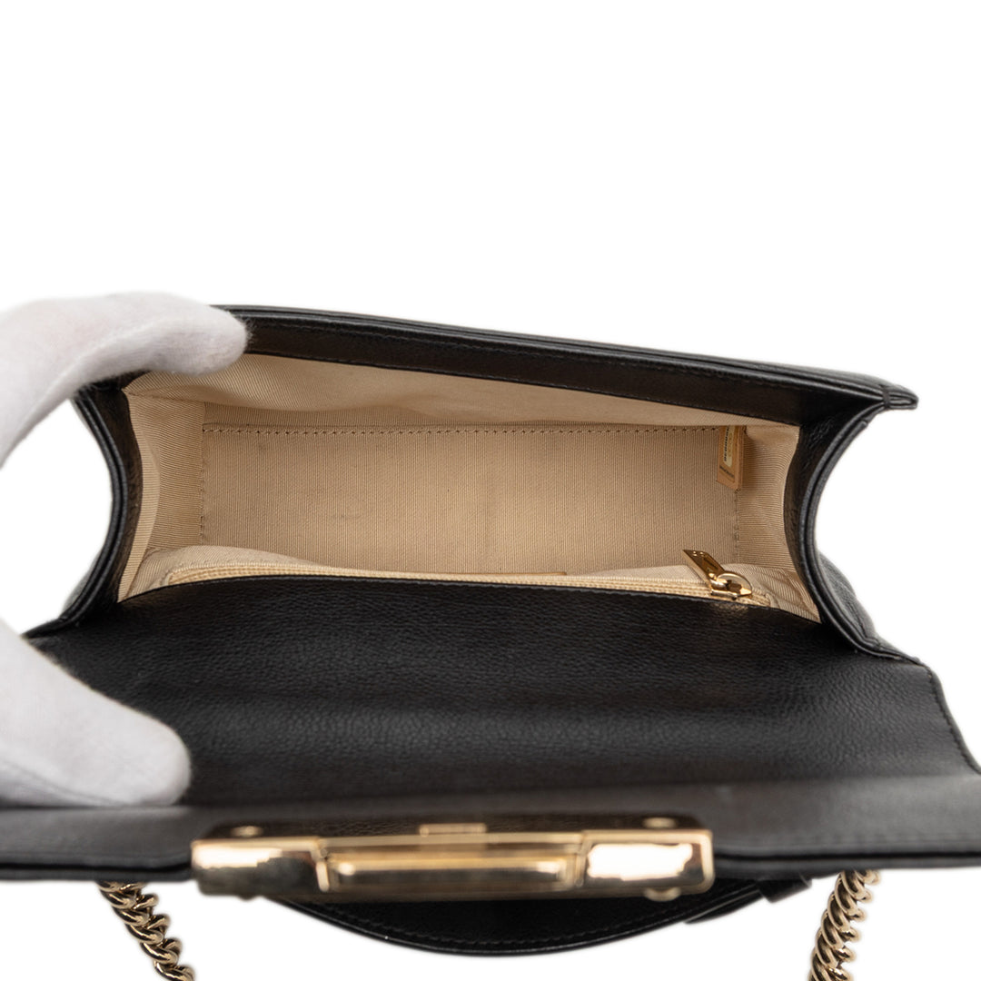 Chanel Small Matelassé Cuir de veau grainé Label Click à rabat – GABY PARIS Authentique