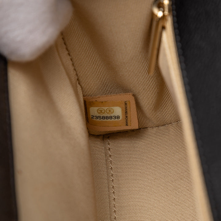 Chanel Small Matelassé Cuir de veau grainé Label Click à rabat – GABY PARIS Authentique