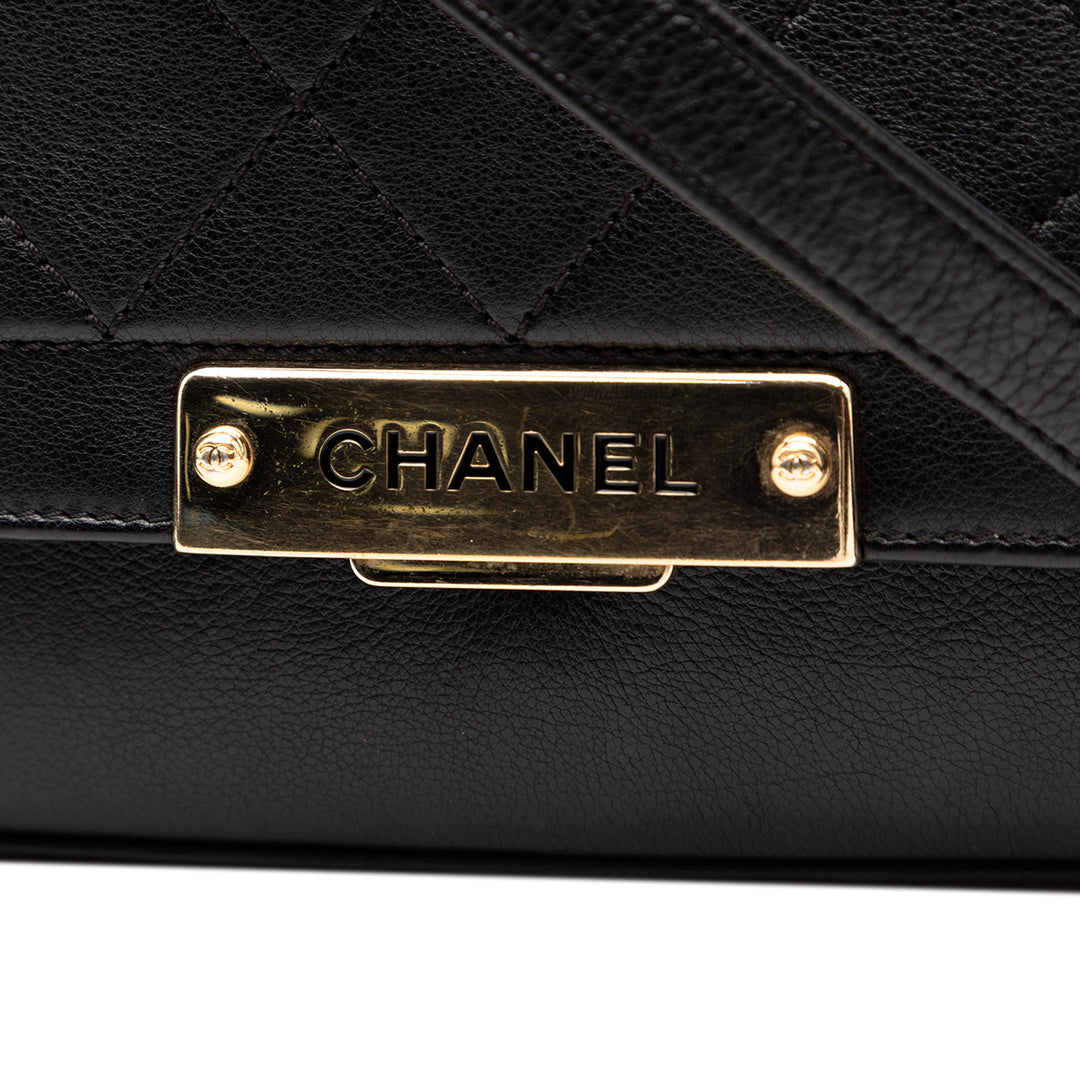 Chanel Small Matelassé Cuir de veau grainé Label Click à rabat – GABY PARIS Authentique