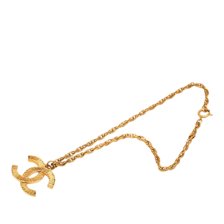 Chanel CC plaqué Pendant Collier Doré – vue principale – GABY PARIS