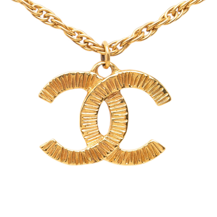 Chanel CC plaqué Pendant Collier Doré – vue 2 – GABY PARIS