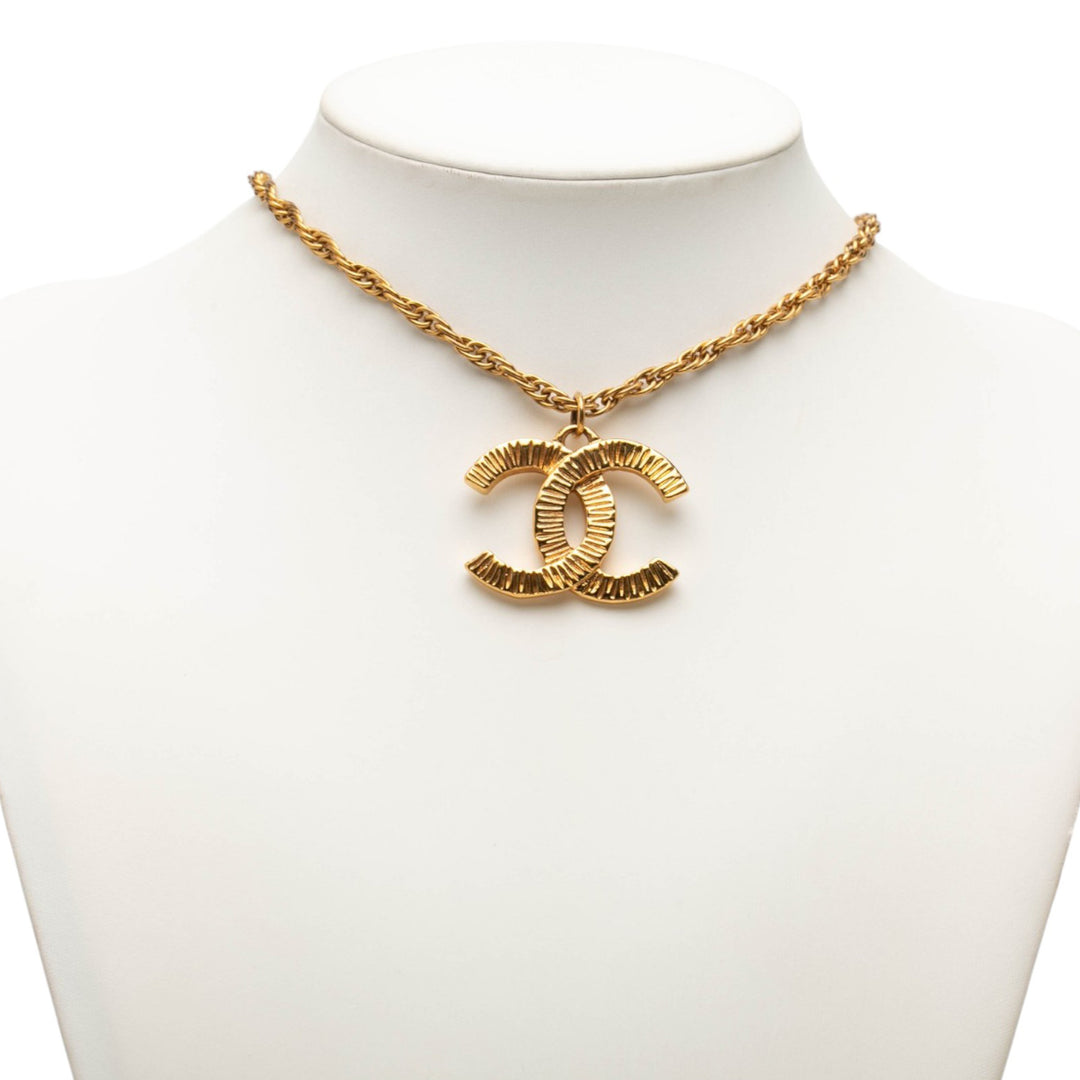 Chanel CC plaqué Pendant Collier Doré – vue 5 – GABY PARIS