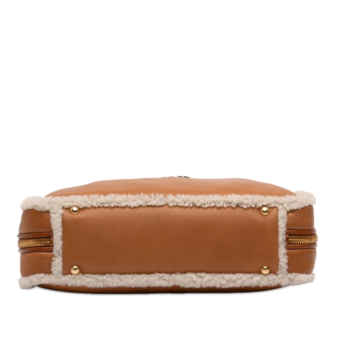 Miu Miu Sac porté épaule Shearling à finitions Logo Beau Grand Cuir de veau Marron – vue 3 – GABY PARIS