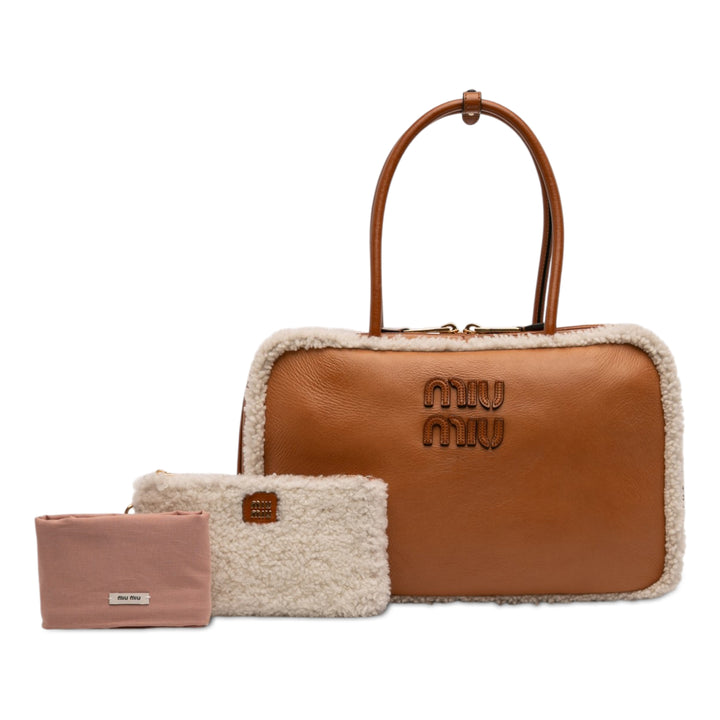 Miu Miu Sac porté épaule Shearling à finitions Logo Beau Grand Cuir de veau Marron – vue 9 – GABY PARIS