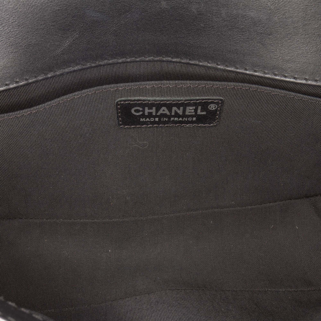 Chanel Medium Quilted Cuir de veau Whipstitch Chain Around Boy Top Handle Flap Noir – GABY PARIS Authentique